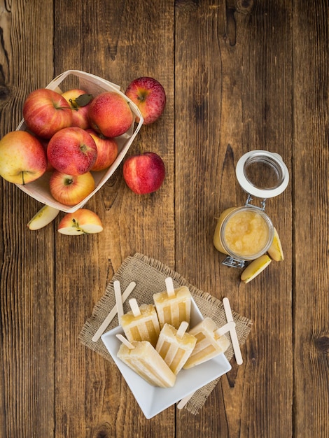 Enfoque selectivo de paletas de manzana