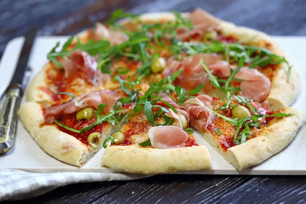 Enfoque selectivo Pizza jamón y rúcula pizza italiana