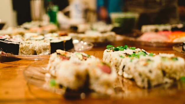 Foto el enfoque selectivo de los platos de sushi en el restaurante