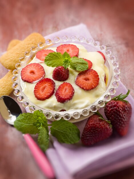 Foto enfoque selectivo de postre de tiramisú de fresa