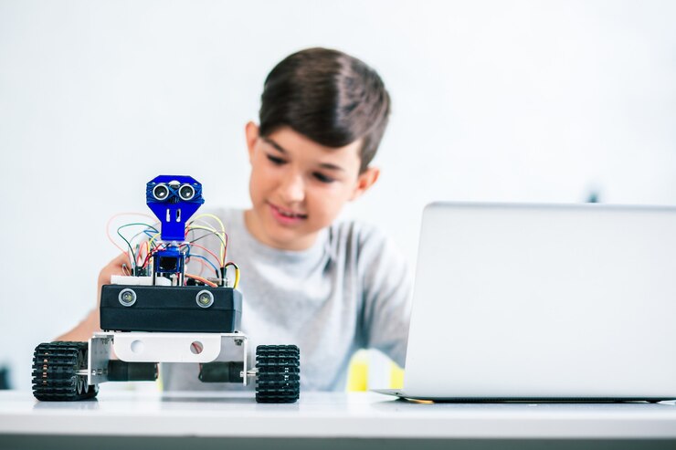 Foto enfoque selectivo de un robot moderno de pie sobre la mesa mientras un niño entusiasta lo prueba