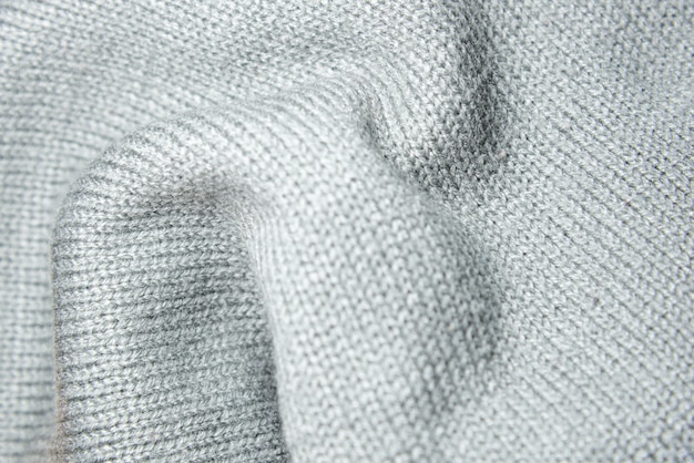 Enfoque selectivo y vista cercana de lana de tejer gris.