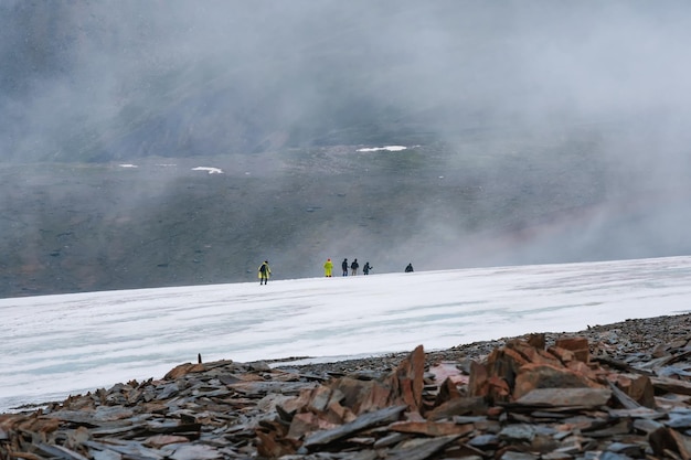 Enfoque suave. Difícil ascenso extremo a la cima de la montaña. Estilo de vida de viaje, senderismo, trabajo en equipo, concepto de aventura.