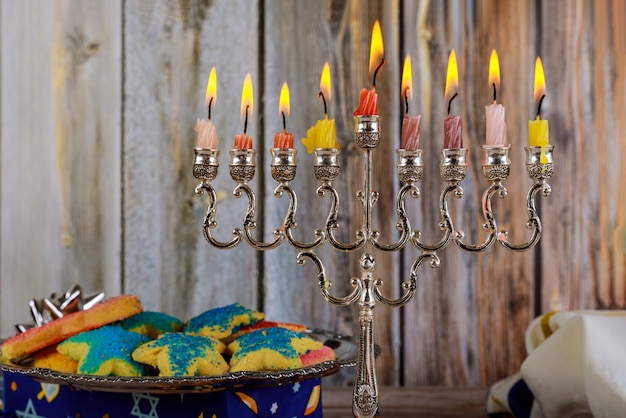 Enfoque suave de Hanukkah Menorah brillantemente brillante