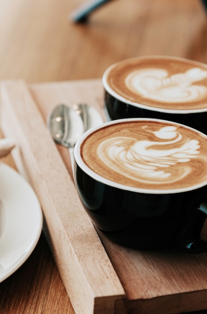 Foto enfoque suave en la taza de café con leche