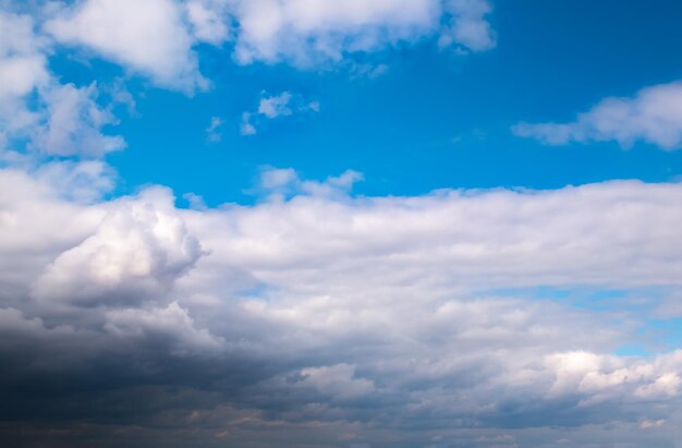 Enfoque suave Vista panorámica de hermosas nubes tormentosas Hermoso fondo de cielo azul dramático Clima lluvioso Foto de enfoque suave