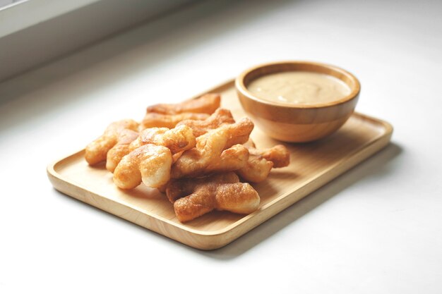 Foto enfoque suave de youtiao o cakwe con natillas de té de leche