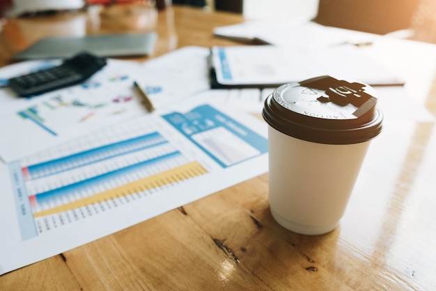 Enfoque de la taza de café caliente, empresarios Reunión de la Conferencia Inicio de la discusión Proyecto de puesta en marcha