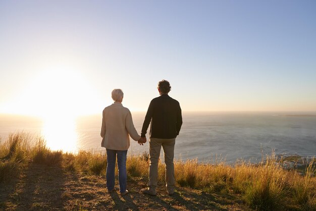 Enfrentando a vida juntos Vista de um casal sênior em uma encosta juntos