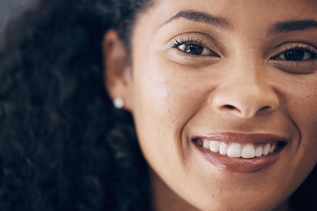 Enfrente a mulher negra e sorria no sucesso do retrato e mentalidade positiva com visão e motivação no Quênia Desenvolvimento de crescimento e beleza com confiança e feliz mulher africana com espaço de maquete