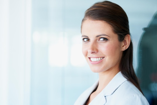 Enfrente a una mujer de negocios y feliz en el cargo con orgullo por su carrera o trabajo Emprendedora profesional o retrato de una ejecutiva o persona de Australia con confianza orgullosa o espacio de maqueta