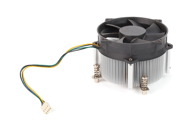 Enfriador de procesador de PC de aluminio antiguo con control PWM 4 cable de contacto aislado sobre fondo blanco