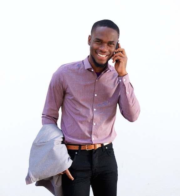 Enfriar chico africano joven hablando por teléfono celular