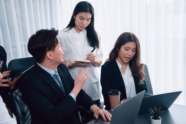 Engagierte Geschäftsleute, die gemeinsam am Schreibtisch arbeiten, als Konzept der Harmonie im Büro