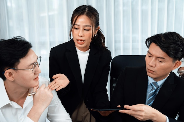 Engagierte Geschäftsleute, die gemeinsam am Schreibtisch arbeiten, als Konzept der Harmonie im Büro