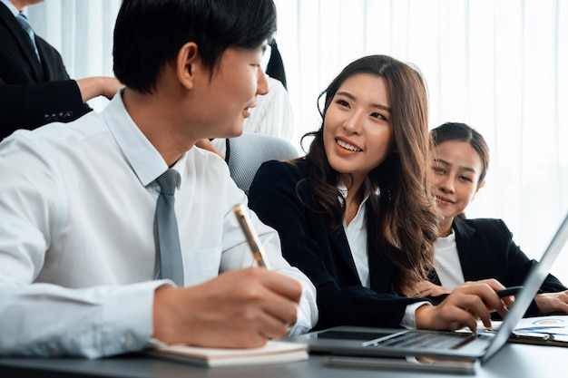 Engagierte Geschäftsleute, die gemeinsam am Schreibtisch arbeiten, als Konzept der Harmonie im Büro