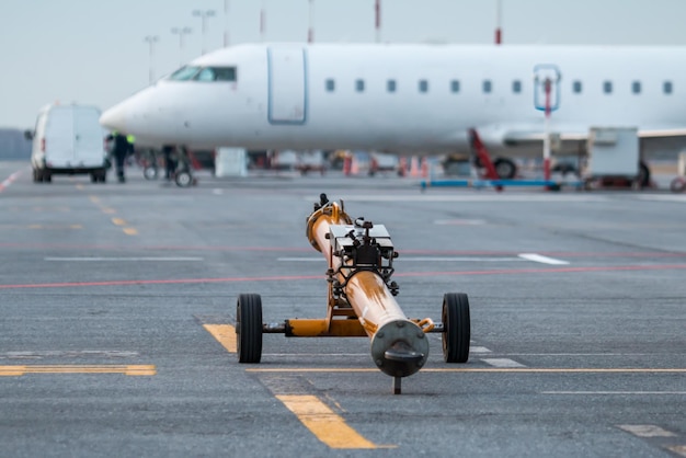 Foto enganche para aviones de empuje en la plataforma del aeropuerto