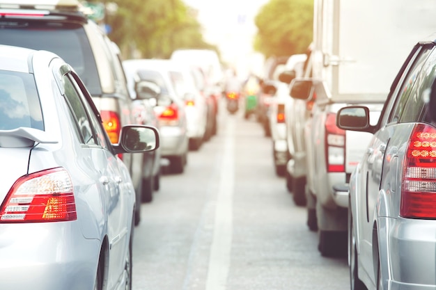 Foto engarrafamento em uma linha de estrada de rua de cidade de carro na via expressa na hora do rush. luzes de trânsito. estacionamento.