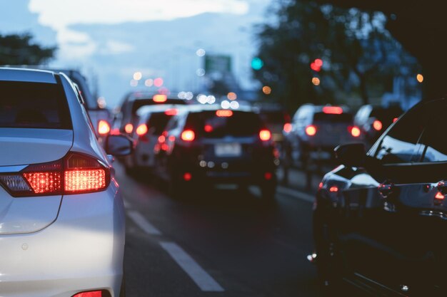 Engarrafamento muitos carros presos na estrada à noite fora do horário de trabalho