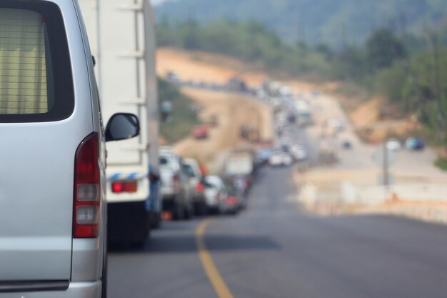 engarrafamento na estrada porque construção de rodovia de trabalho.