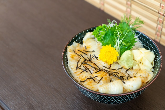 engawa en un tazón de arroz cubierto (donburi)