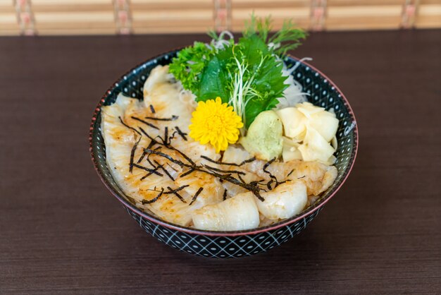 engawa en un tazón de arroz cubierto (donburi)