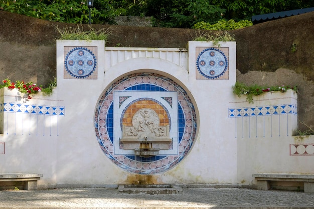 Enge Gassen des Dorfes Sintra mit altem Azulejo-Brunnen