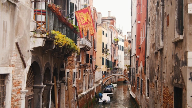 Enge Gassen des Venedig-Kanals, gefüllt mit wasserfestgemachten Booten, wenn Venedig