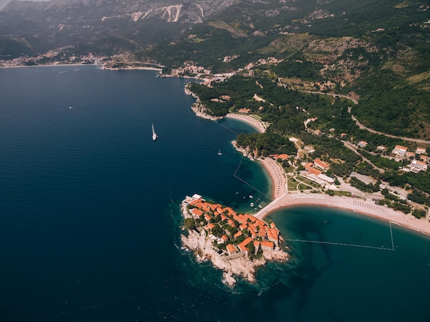 Enge Landenge mit Privatstränden führt zur Insel Sveti Stefan Draufsicht