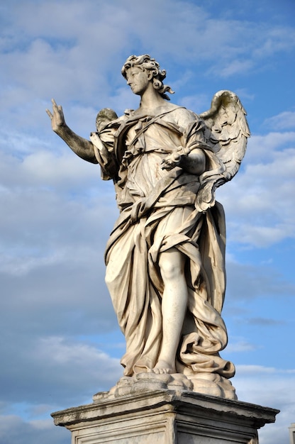 Engel mit den Nägeln-Statue auf der Ponte Sant Angelo Brücke Rom