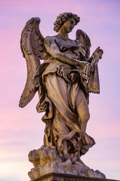 Engel mit der Peitschenstatue an der Ponte Sant'Angelo in Rom, Italien bei Sonnenuntergang