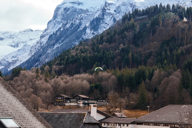 Engelberg Resorts malerische Landschaft und Paraglider Aussicht auf die Schweizer Alpen