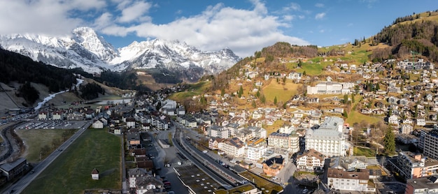 Engelberg schweizerisches Resort Panoramablick mit schneebedeckten Gipfeln und Dorf