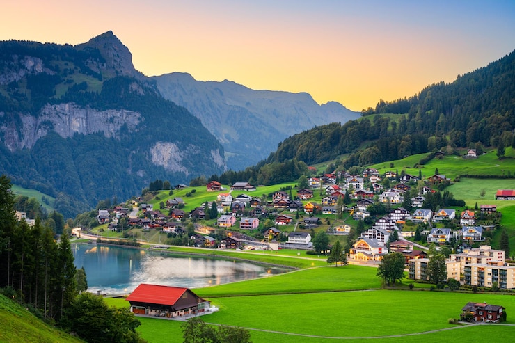 Foto engelberg suiza con el lago eugenisee y los alpes