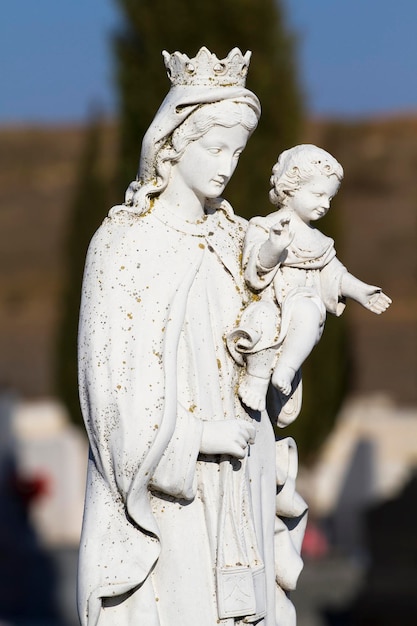 Engelsstatue auf einem Friedhof