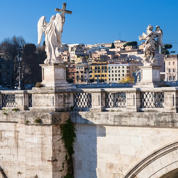 Engelsstatuen auf der St. Angel Bridge in Rom