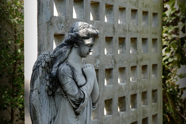 Foto engelstatue auf dem friedhof