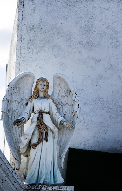 Engelstatue mit offenen Armen