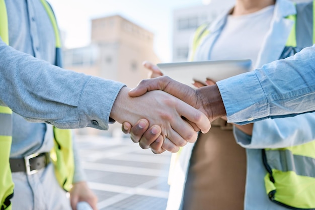 Engenharia de aperto de mão e encontro com pessoas e painéis solares para parceria de energia renovável ou acordo Sustentabilidade do acordo e obrigado com engenheiro apertando as mãos para eco b2b ou bem-vindo