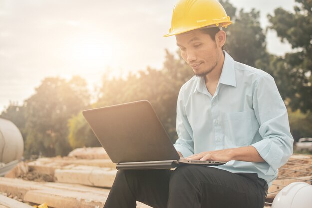 Engenharia de construção segurando o computador notebook inspeção trabalho no projeto imobiliário