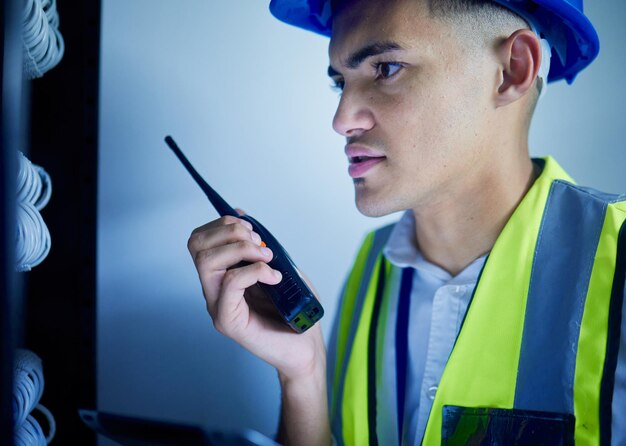 Engenharia de homem e rádio na sala do servidor para atualização e inspeção de energia de comunicação Jovem técnico eletricista ou empreiteiro verifique cabos sistema de segurança ou eletricidade com walkie-talkie