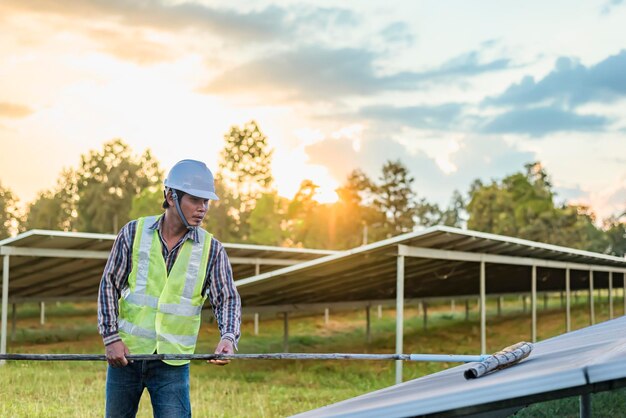 Foto engenharia de limpeza de células solares conceito de trabalho com energia solar