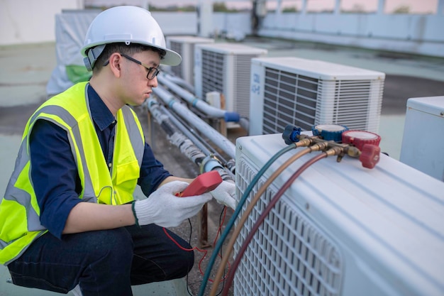 Engenharia de refrigeração e ar condicionado detecta problemas de arrefecimento da planta manutenção de eletricista condensação no telhado ao ar livre de grandes edifícios industriais engenheiro em verificação da indústria