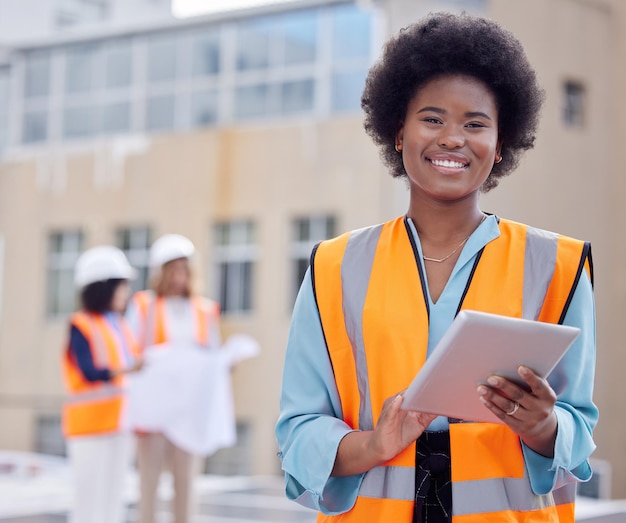 Foto engenharia de sorriso e retrato de mulher negra e tablet para planejamento de arquitetura e liderança tecnologia de construção e manutenção com engenheiro para inspeção digital e internet