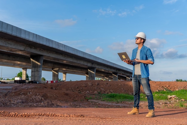 Engenharia de via expressa asiática inspecionada no canteiro de obras da estrada Engenheiro civil