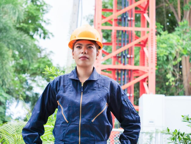 Foto engenharia inteligente mulher bonita em pé sério na frente de um guindaste