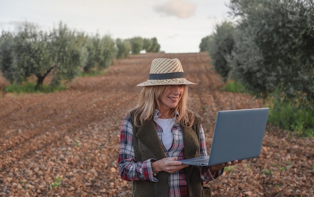 Engenheira de campo feminina examinando plantação agrícola Integração de mulheres agrônomas no campo