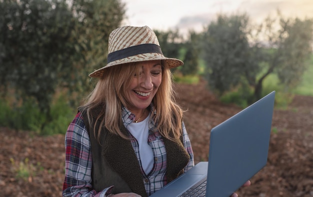 Engenheira de campo feminina examinando plantação agrícola Integração de mulheres agrônomas no campo