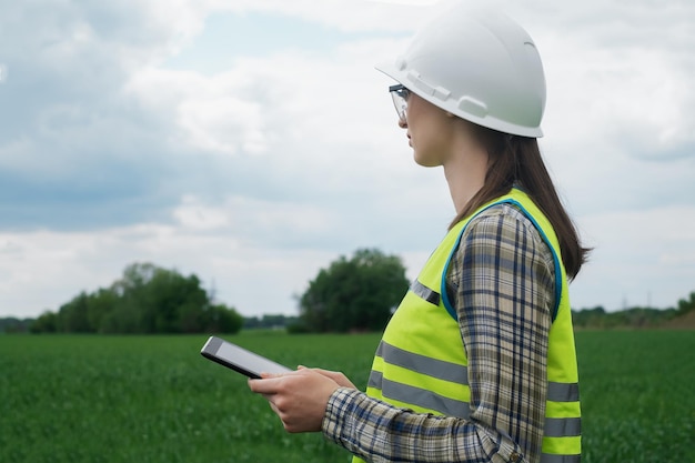 engenheira elétrica mulher indústria de energia de alta tensão eletricista trabalhador trabalhando conceito de energia