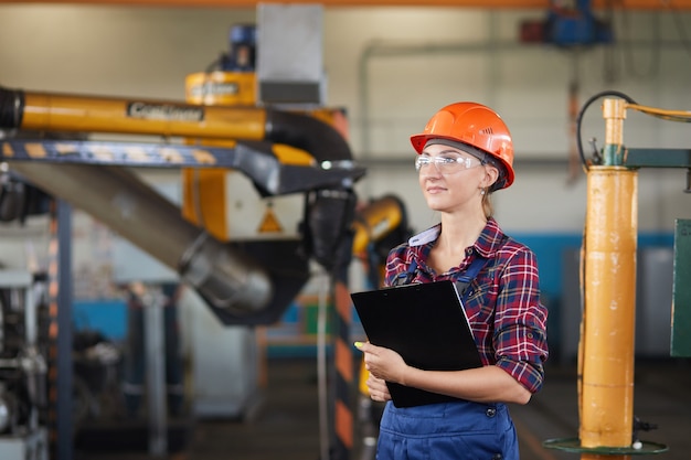 Engenheira em uma fábrica industrial